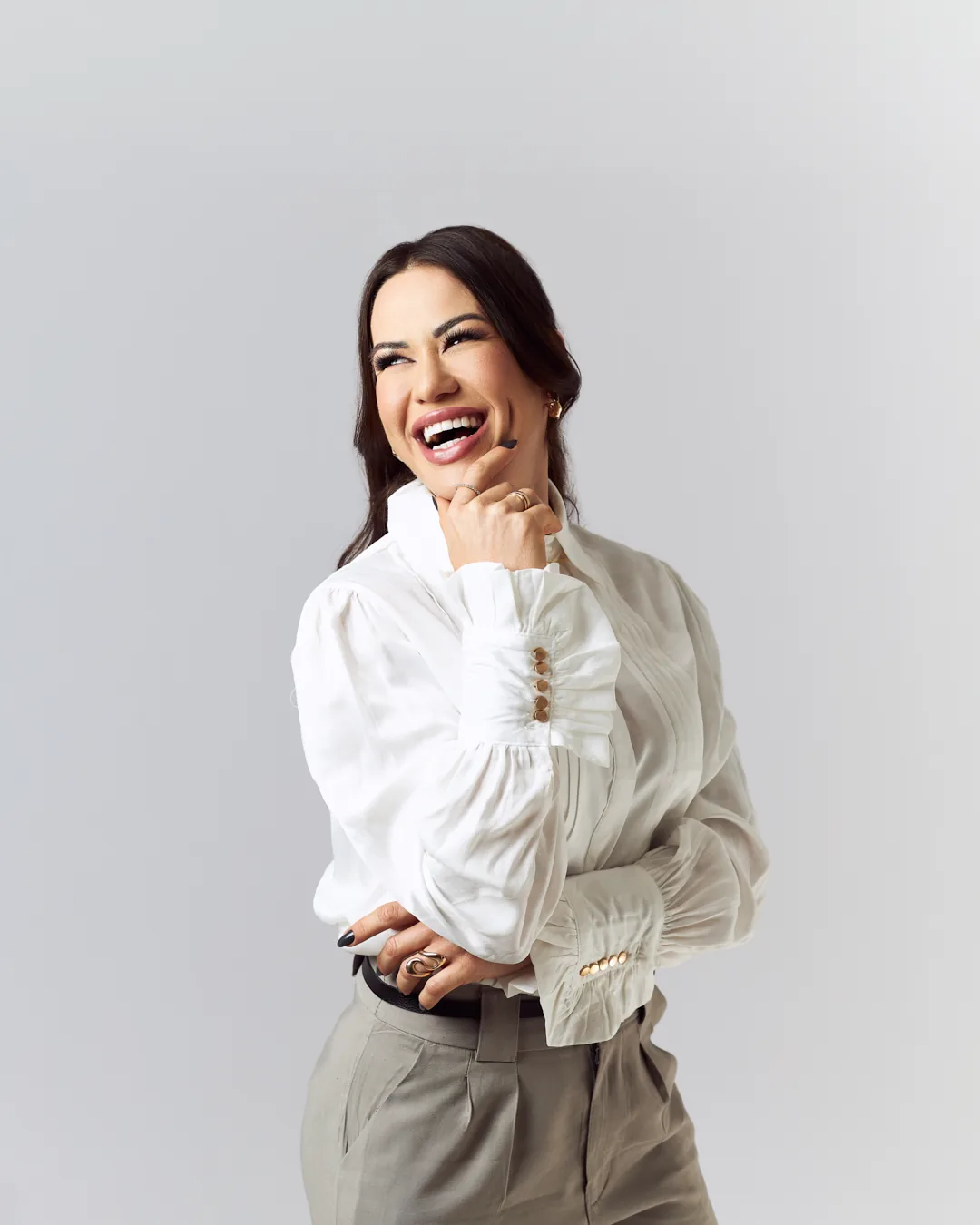 Dra. Larissa Oliveira sorrindo em retrato profissional
